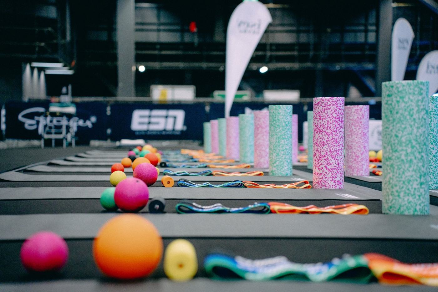 Sportgeräte und Markenbanden mit Beachflags in der Arena