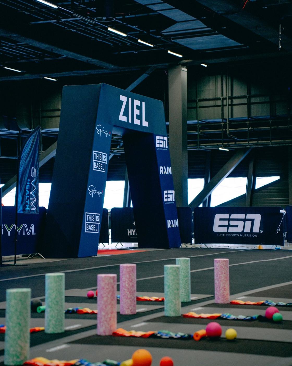 Zielbogen und Markenbanden in der Hybrid Games Arena