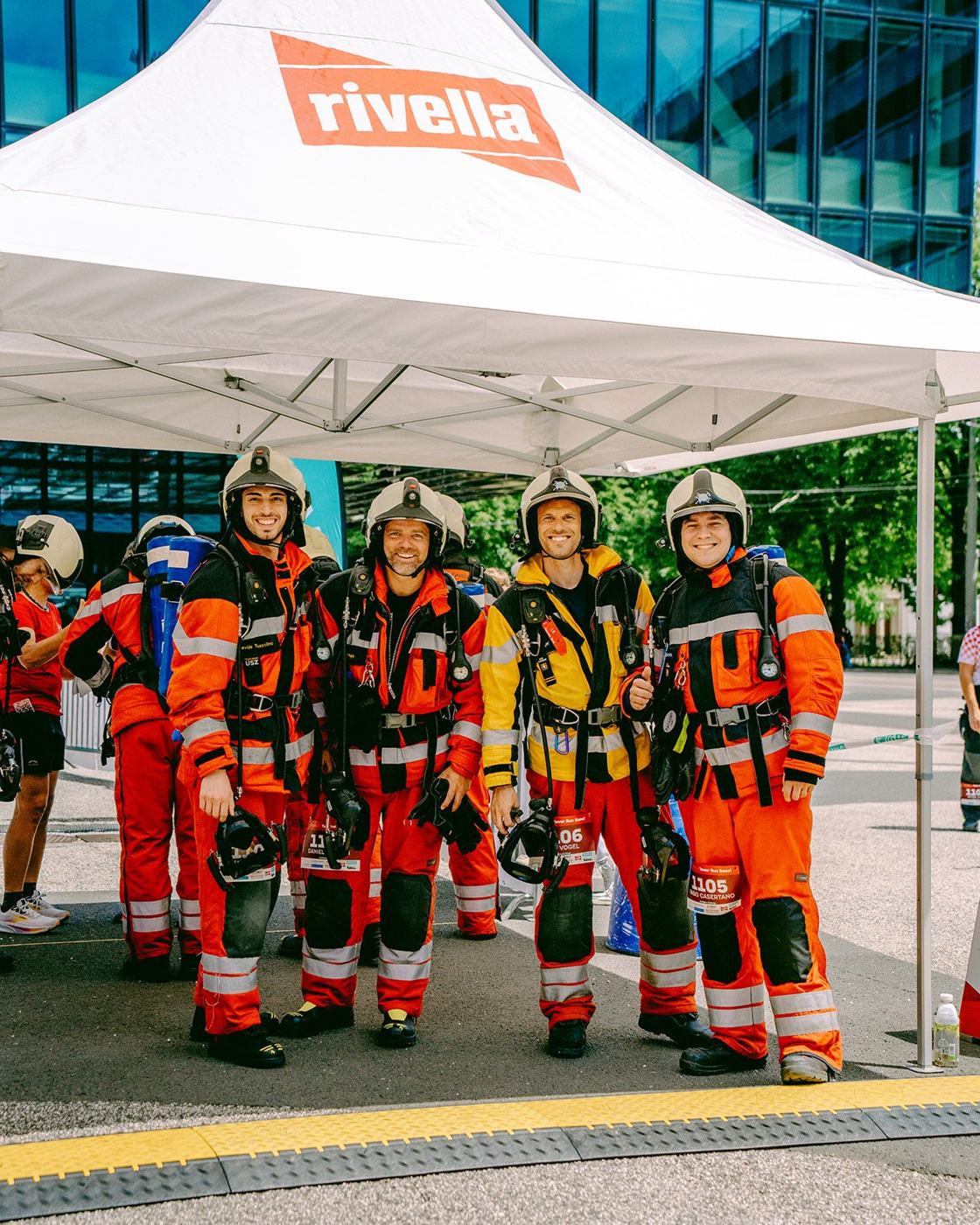 Feuerwehrteam im Startbereich des Tower Run Basel