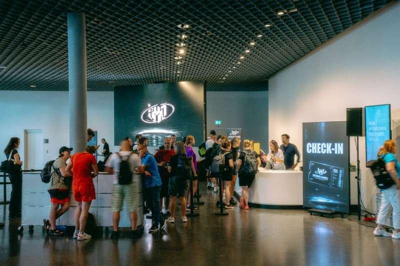 Athleten und Gäste im Empfangsbereich der Hybrid Games